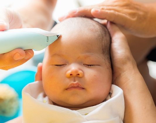 cara-mencukur-rambut-bayi-perempuan